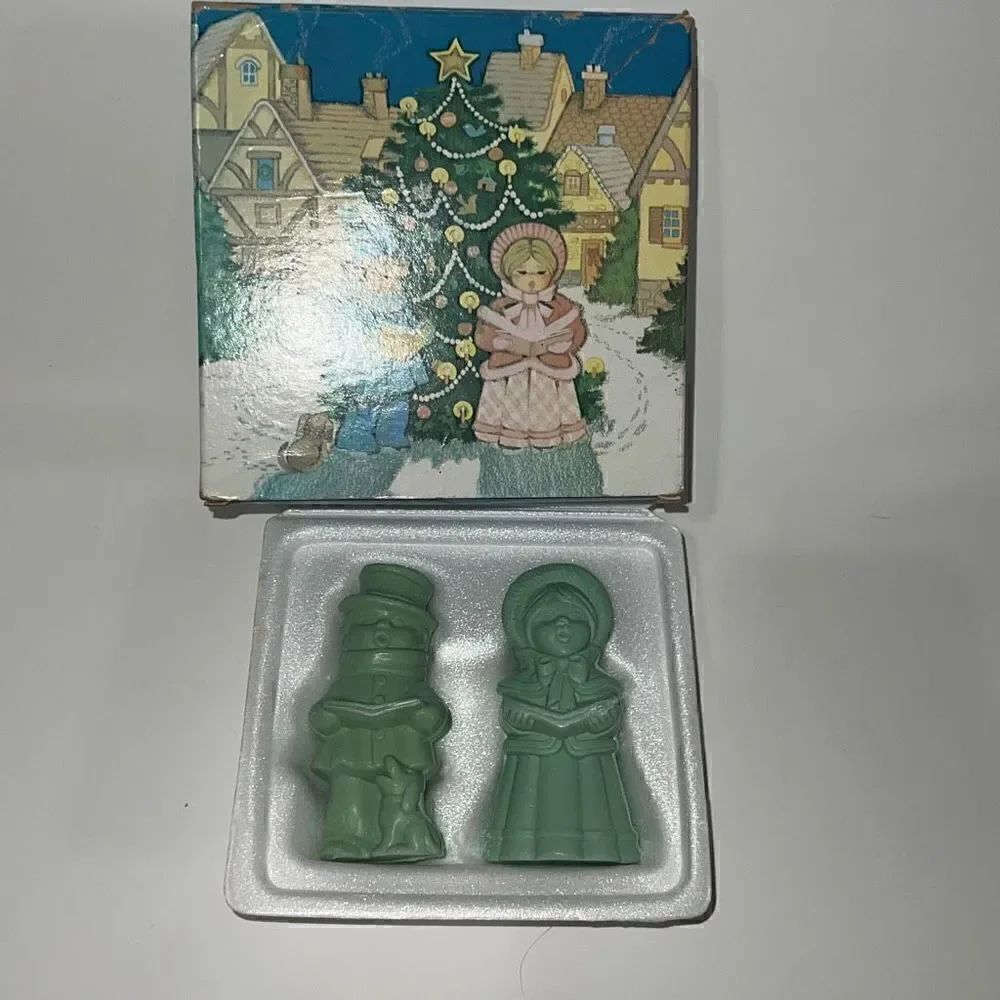 Avon Christmas Carollers Fragranced Soaps Vintage VTG Special Occasion Set of 2